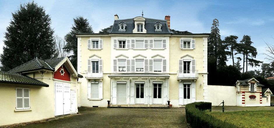 immobilier ecully maison façade blanche
