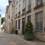 Logement Orléans programme classé monument historique avec vue sur la façade en pierre et rue pavée
