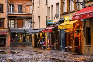 Programme Malraux dans le Vieux-Lyon donnant su rune rue passante Lyon 5