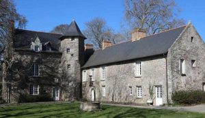 Immobilier Saint Herblain pour investir dans cette bâtisse ancienne grise proche de Nantes