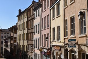 Croix Rousse immobilier dans les pentes avec ce programme LMNP à Lyon et sa façade rouge