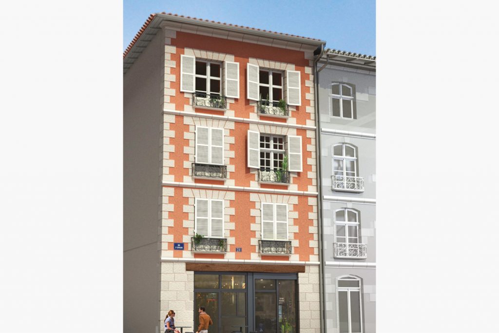 Immobilier Bayonne pour défiscaliser en loi Malraux avec cet immeuble rénové et sa façade rouge