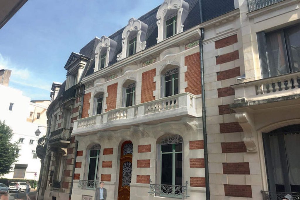 Immobilier Vichy avec ce programme immobilier monuments historiques et la façade rénovée rouge