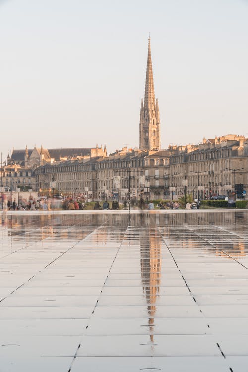 investissement locatif bordeaux- ville de Bordeaux-cathédrale-passants