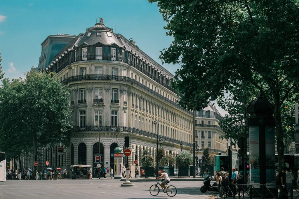 Investissement en déficit foncier dans un grand immeuble à Paris