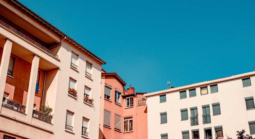 Programme pinel ancien rehabilite à Lyon avec une grande façade colorée