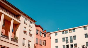 Programme pinel ancien rehabilite à Lyon avec une grande façade colorée
