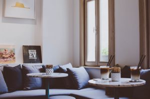 comment faire du airbnb-salon meublé mur blanc
