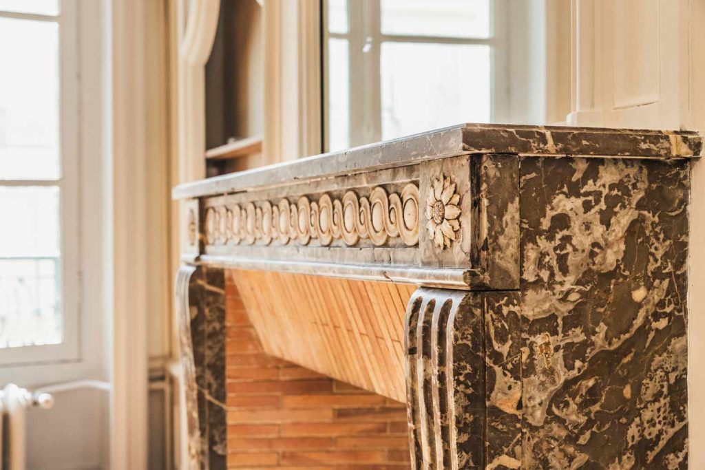Investir à Versailles dans un programme immobilier réhabilité avec cette cheminée en marbre pour défiscaliser