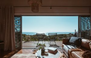 immobilier 2023- terrasse meublée avec vue sur la mer