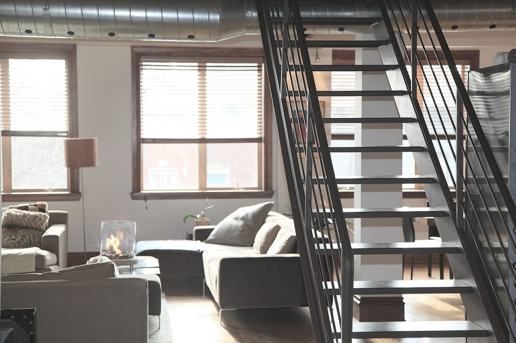 gestion immobilière-appartement moderne meublé escalier dans le salon