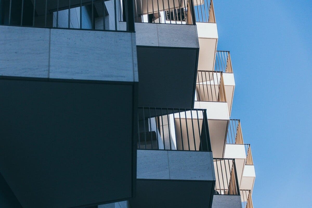 pourquoi installer une pompe a chaleur-façade immeuble-vue sur les balcons