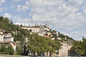 investir autour de lyon-vue de la ville de Lyon-immeubles-cathédrale-ciel bleu