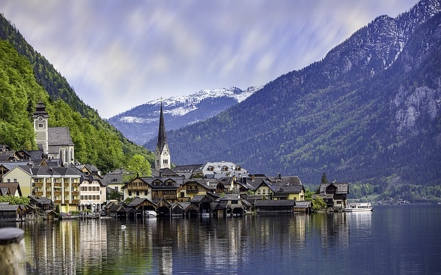 investir en savoie-village au bord d'un lac-montagnes