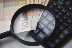 evolution des taux d interet-calculatrice-billets-loupe